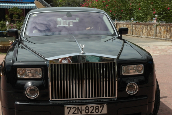 Đại gia L&ecirc; &Acirc;n t&igrave;nh tứ đi dạo tr&ecirc;n Rolls Royce với vợ trẻ  8