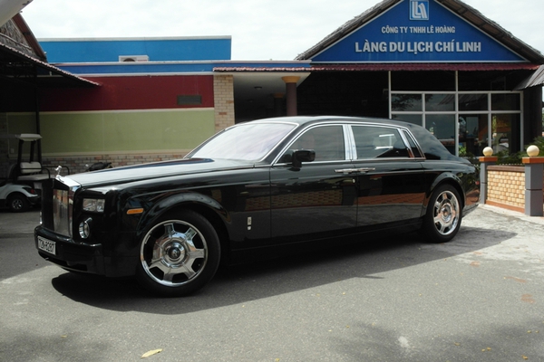 Đại gia L&ecirc; &Acirc;n t&igrave;nh tứ đi dạo tr&ecirc;n Rolls Royce với vợ trẻ  3