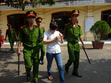 Bi kịch của người đ&agrave;n b&agrave; y&ecirc;u phải anh ch&agrave;ng họ..."biếng" 1