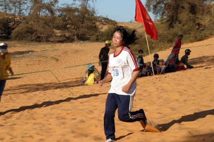 300 người thi chạy vượt đồi c&aacute;t Mũi N&eacute; 5