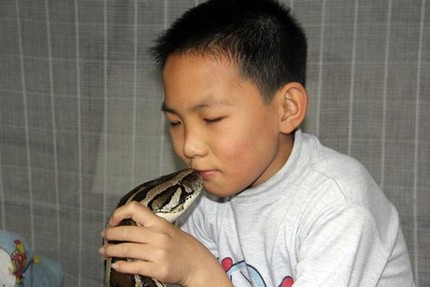 Kinh h&atilde;i trăn khổng lồ "tr&ocirc;ng" trẻ em 2