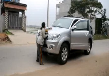 Kỳ lạ c&ocirc; g&aacute;i cứ thấy &ocirc; t&ocirc; l&agrave; lao ra chặn đầu xin tiền 1