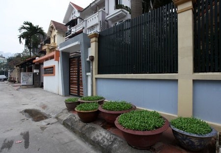 Độc đ&aacute;o nh&agrave; gi&agrave;u H&agrave; Nội biến chậu cảnh th&agrave;nh... vườn rau 1