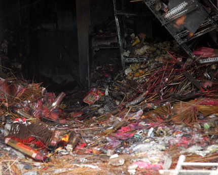 Gi&acirc;y ph&uacute;t kinh ho&agrave;ng lửa thi&ecirc;u ch&aacute;y 3 người trong căn nh&agrave; bị kh&oacute;a 2