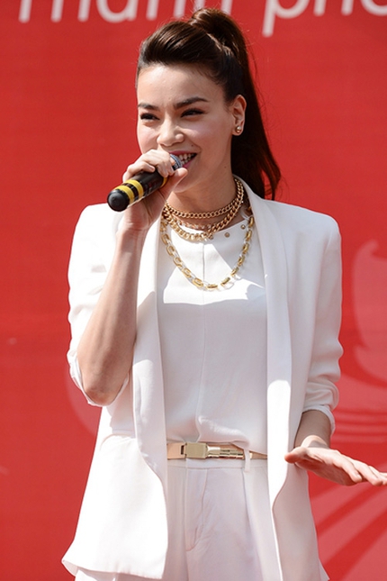 Phối đồ c&ocirc;ng sở theo phong c&aacute;ch nổi bật của sao Việt 1