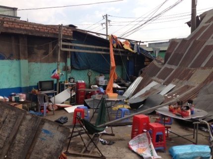 Lốc xo&aacute;y "lạ" giữa trưa nắng S&agrave;i G&ograve;n, 1 người trọng thương 1