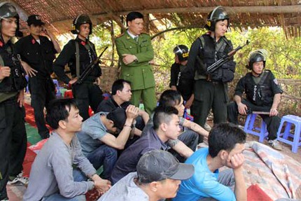 Sới bạc 'qu&yacute; b&agrave;' bị cảnh s&aacute;t đột k&iacute;ch 3