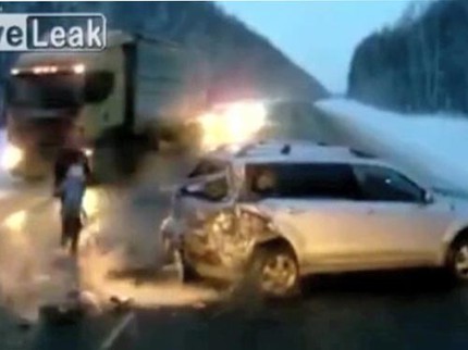 B&eacute; g&aacute;i 1 tuổi bị văng khỏi xe, nằm giữa xa lộ 3