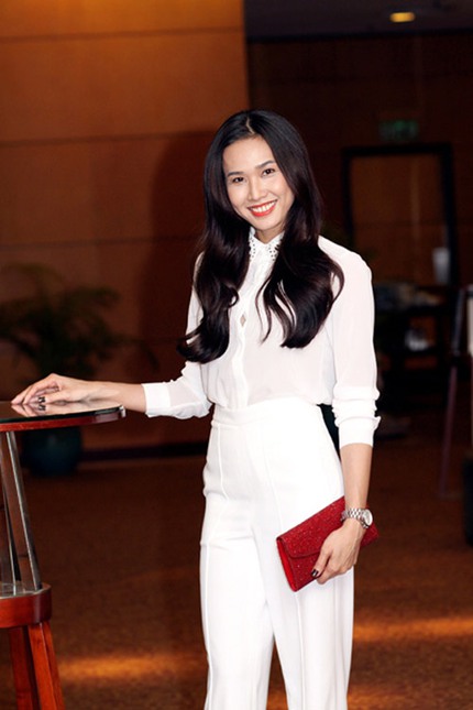 Diện đồ trắng s&agrave;nh điệu cả tuần c&ugrave;ng sao Việt 2