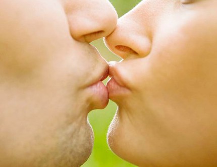 H&ocirc;n bạn trai bị HIV c&oacute; sợ l&acirc;y bệnh? 1