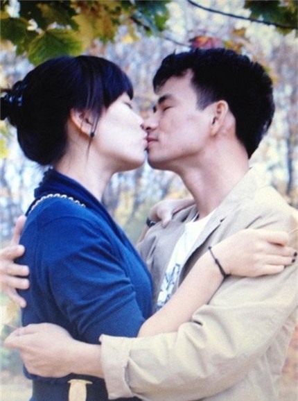 Những nụ h&ocirc;n 'm&ugrave;i mẫn' c&ocirc;ng khai của sao Việt 4