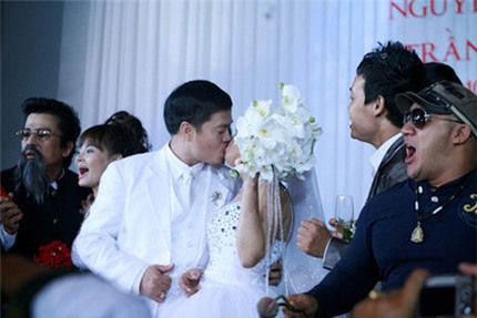 Những nụ hôn ngọt ngào của các cặp vợ chồng sao Việt 8