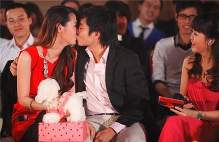 Những nụ h&ocirc;n 'm&ugrave;i mẫn' c&ocirc;ng khai của sao Việt 6