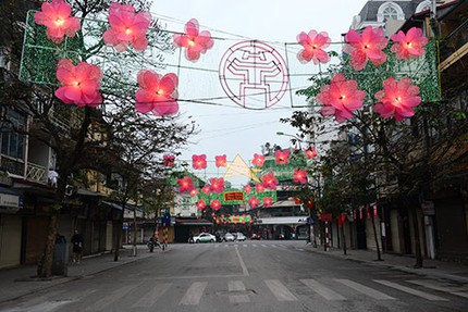 Phố phường vắng lặng s&aacute;ng m&ugrave;ng 1 Tết 7