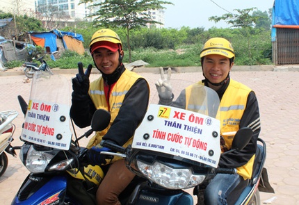 Nữ sinh xinh đẹp l&agrave;m xe &ocirc;m ở H&agrave; Nội 2