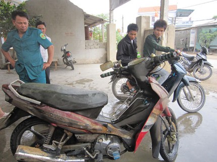 Vớt được xe m&aacute;y dưới s&ocirc;ng 1