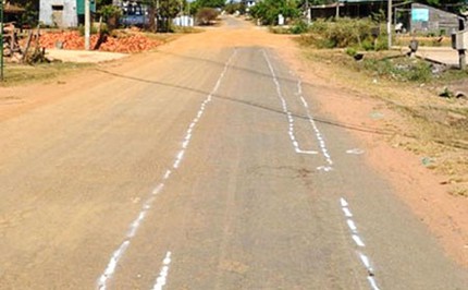 Kinh ho&agrave;ng lấy xe lăn qua lăn lại th&acirc;n thể người kh&aacute;c sau khi g&acirc;y tai nạn 1