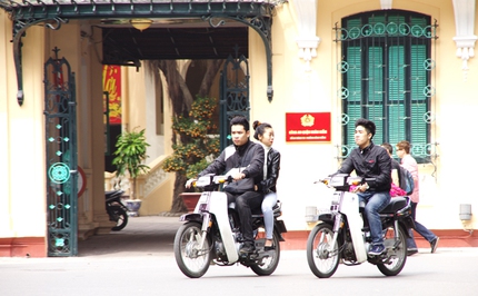 H&agrave; Nội: C&agrave;ng trẻ, c&agrave;ng gi&agrave;u, c&agrave;ng coi thường luật 5