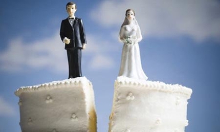 Đua nhau ly h&ocirc;n sau khi cưới v&agrave;o ng&agrave;y "vạn năm c&oacute; một" 1