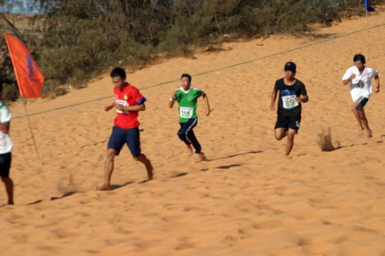 300 người thi chạy vượt đồi c&aacute;t Mũi N&eacute; 3