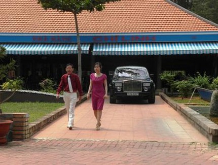 Đại gia 76 tuổi - Lê Ân đưa vợ trẻ đi dạo bằng Roll-Royce 5