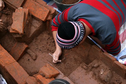 Quan t&agrave;i trong mộ cổ ở H&agrave; Nội được xếp bằng gạch 5