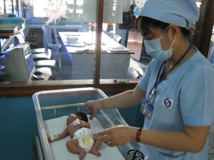 Sức sống m&atilde;nh liệt của đứa con bị mẹ bịt miệng 2