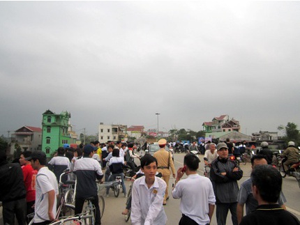 H&agrave;ng trăm người xem trục vớt thiếu nữ nhảy cầu tự tử 3