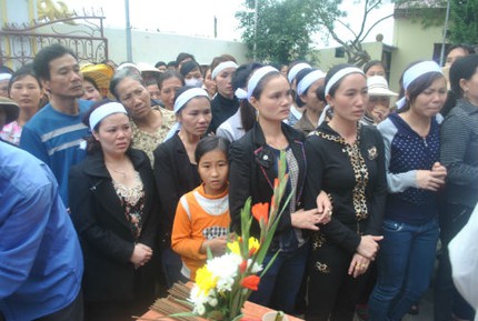 Lễ tang đẫm nước mắt của các nạn nhân vụ nổ tàu 12 Lễ tang đẫm nước mắt của các nạn nhân vụ nổ tàu 12
