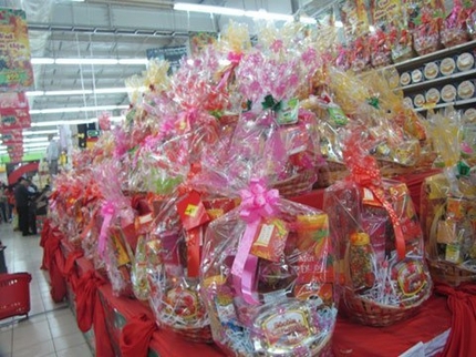 Tuồn h&agrave;ng giả, hết date v&agrave;o giỏ qu&agrave; tết 1