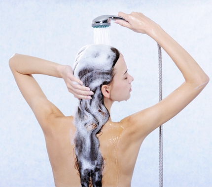 7 c&aacute;ch đơn giản gi&uacute;p lấy lại m&aacute;i t&oacute;c b&oacute;ng mượt như lụa 1