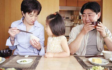"Nhìn bà nội nhai cơm cho con mà phát khiếp!" 1 "Nhìn bà nội nhai cơm cho con mà phát khiếp!" 1