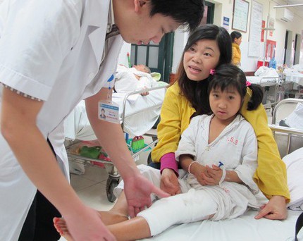 B&eacute; g&aacute;i 3 năm sống với ch&acirc;n c&oacute; gi&ograve;i 2
