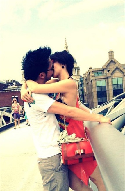 Những nụ h&ocirc;n 'm&ugrave;i mẫn' c&ocirc;ng khai của sao Việt 12