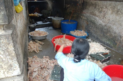 Gần Tết, giật m&igrave;nh đặc sản b&oacute;ng b&igrave; từ... b&igrave; lợn thối 3