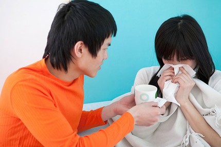 Tôi và em đang dắt nhau đứng giữa ngã ba dòng nước chảy 1