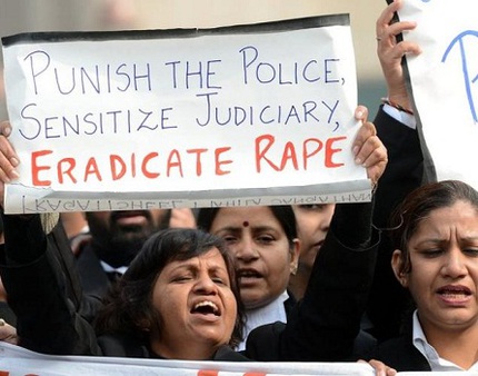 Bé gái 7 tuổi bị hiếp dâm ngay cạnh phòng hiệu trưởng 1