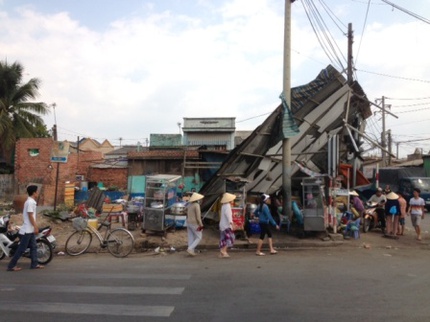Lốc xo&aacute;y "lạ" giữa trưa nắng S&agrave;i G&ograve;n, 1 người trọng thương 3