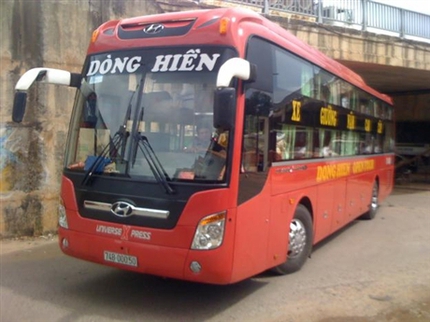 B&eacute; ba th&aacute;ng tuổi bị trọng thương v&igrave; xe kh&aacute;ch bị n&eacute;m đ&aacute; 1