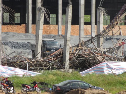 Sập c&ocirc;ng tr&igrave;nh nh&agrave; m&aacute;y giấy, 17 người bị thương 1