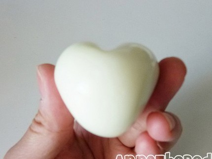 Cách làm trứng hình trái tim 6