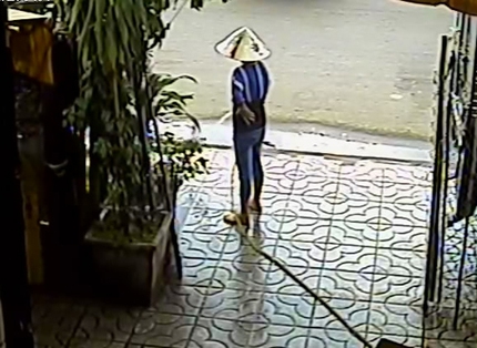 Người phụ nữ xịt nước v&agrave;o 2 t&ecirc;n cướp d&acirc;y chuyền 1