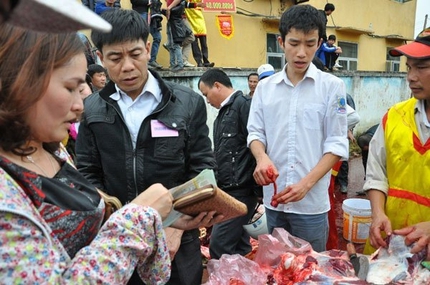 Gi&aacute; thịt tr&acirc;u chọi đắt cắt cổ 3 triệu đồng/kg vẫn chen nhau mua 6