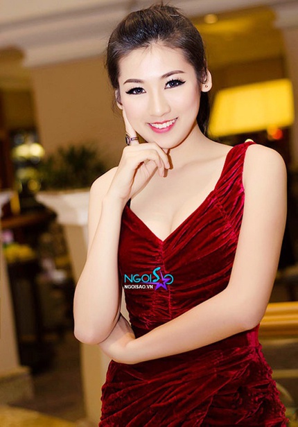 Mỹ nh&acirc;n Việt đẹp m&ecirc; hồn c&ugrave;ng v&aacute;y nhung đỏ 7