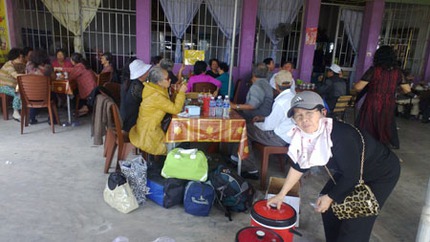 Lật xe chở kh&aacute;ch Việt kiều 11 người bị thương 2