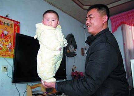 B&eacute; g&aacute;i biết đứng trước khi biết ngồi 1