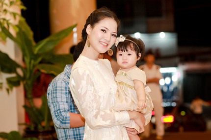Con gái Trần Thị Quỳnh xem mẹ diễn catwalk 3