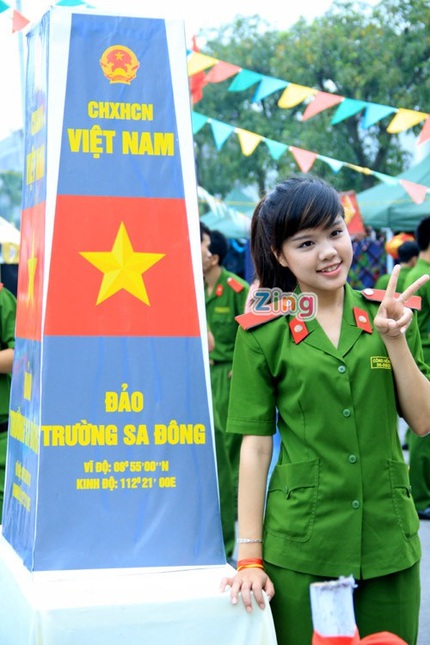 Vẻ 'x&igrave; tin' của nữ sinh Cảnh s&aacute;t điều tiết giao th&ocirc;ng 1