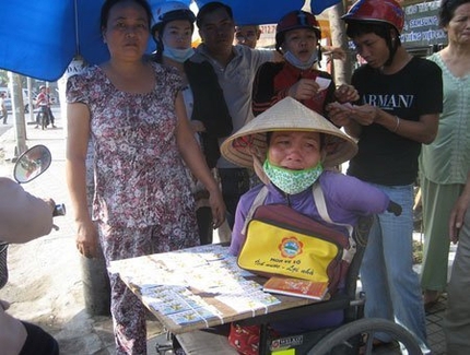 Cướp kh&ocirc;ng tha cả người khuyết tật 1