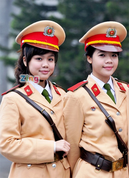 Vẻ 'x&igrave; tin' của nữ sinh Cảnh s&aacute;t điều tiết giao th&ocirc;ng 6